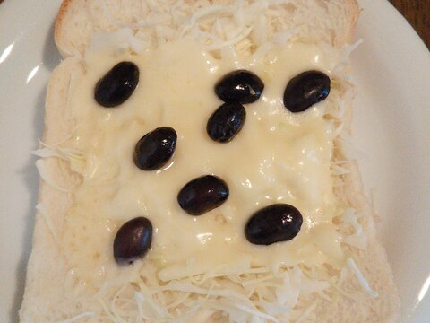 キャベツと黒豆のチーズパン